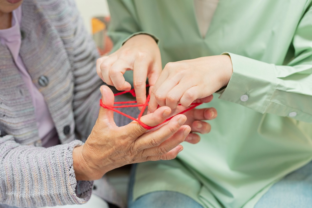 介護施設での認知症予防には手遊びが効果アリ！レクリエーションのおすすめの手遊び6選を紹介